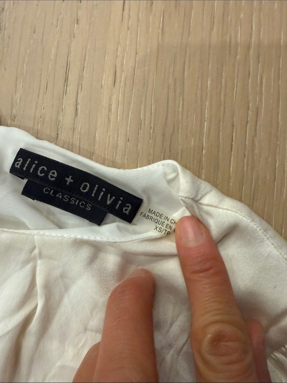 Alice and Olivia classics silk top with puffy sleeve s - Picture 4 of 5